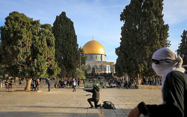 Des Palestiniens lancent des pierres en direction de la police israélienne lors d’affrontements au mont du Temple, dans la Vieille Ville de Jérusalem, le 22 avril 2022. (Crédit : Jamal Awad/Flash90)