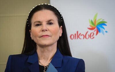 Ofra Strauss, présidente du Groupe Strauss, prend la parole lors d’une conférence de presse, dans les bureaux principaux de Strauss à Petah Tikva, le 28 avril 2022. (Crédit : Avshalom Sassoni/Flash90)