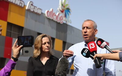 Le Directeur général du ministère de la Santé, Nachman Ash, et la cheffe des services de santé publique, Sharon Alroy-Preis, s’adressent à la presse lors d’une visite à l’usine de bonbons Strauss Elit à Nof Hagalil, dans le nord d’Israël, le 28 avril 2022. (Crédit : David Cohen/Flash90)