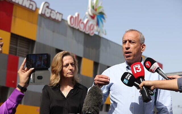 Le Directeur général du ministère de la Santé, Nachman Ash, et la cheffe des services de santé publique, Sharon Alroy-Preis, s’adressent à la presse lors d’une visite à l’usine de bonbons Strauss Elit à Nof Hagalil, dans le nord d’Israël, le 28 avril 2022. (Crédit : David Cohen/Flash90)