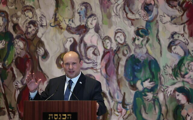 Le Premier ministre Naftali Bennett lors d’une cérémonie commémorative de la Shoah tenue à la Knesset à Jérusalem, le 28 avril 2022 (Crédit : Yonatan Sindel/Flash90)