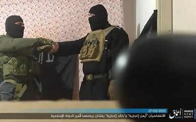 Capture d'écran d'une vidéo non-datée où les deux terroristes qui ont tué quatre Israéliens à Hadera prêtent allégeance à l'État islamique, le 27 mars 2022. (Capture d'écran)