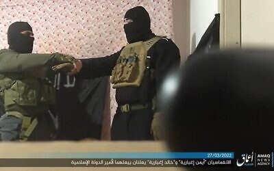 Capture d’écran d’une vidéo non datée dans laquelle les deux terroristes qui ont tué quatre Israéliens à Hadera, le 27 mars 2022, prêtent allégeance au groupe terroriste État islamique (Crédit : Capture d’écran)