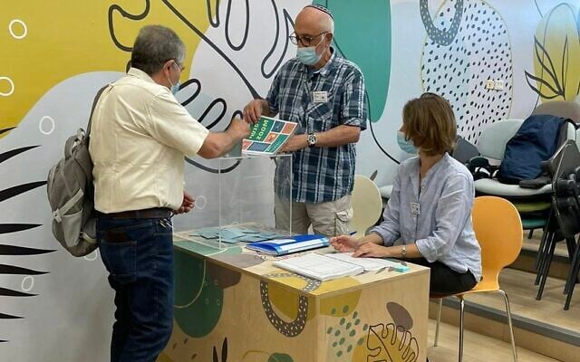 Un bureau de vote en Israël, au premier tour de l’élection présidentielle française, le 10 avril 2022. (Crédit : Twitter @franceenisrael)