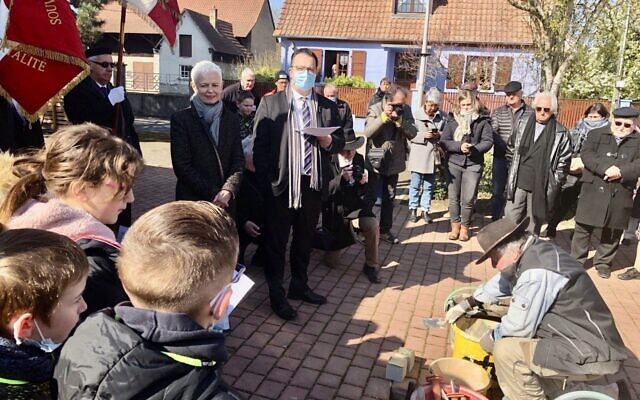 Cérémonie de pose de nouveaux pavés de la mémoire à Biesheim, en Alsace, le 4 avril 2022, en présence de la ministre Brigitte Klinkert. (Crédit : Brigitte Klinkert / Twitter) Cérémonie de pose de nouveaux pavés de la mémoire à Biesheim, en Alsace, le 4 avril 2022, en présence de la ministre Brigitte Klinkert. (Crédit : Brigitte Klinkert / Twitter)