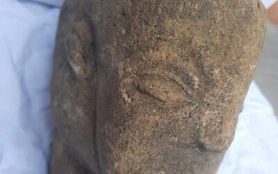 Une statuette en pierres vieille de 4500 ans dépeignant le visage d'une ancienne déesse découverte dans le sud de la bande de Gaza, le 25 avril 2022. (Autorisation)