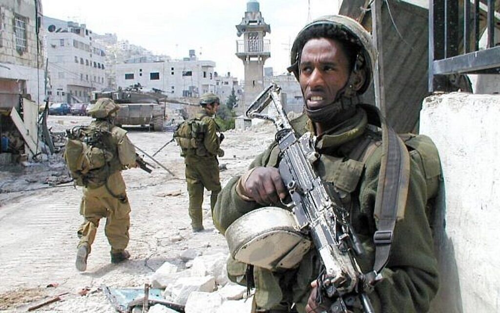 Un soldat de Tsahal montant la garde à Naplouse pendant l’Opération Bouclier défensif, en 2002. (Crédit : Unité du porte-parole de Tsahal/Flickr)