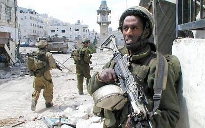 Un soldat de Tsahal montant la garde à Naplouse pendant l’Opération Bouclier défensif, en 2002. (Crédit : Unité du porte-parole de Tsahal/Flickr)