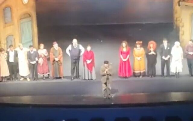 Des acteurs du théâtre Habima s'adressent à la foule après l'annonce d'une attaque terroriste dans un bar voisin de Tel Aviv le 7 avril 2022 (Crédit: Capture d'écran/Twitter) Des acteurs du théâtre Habima s'adressent à la foule après l'annonce d'une attaque terroriste dans un bar voisin de Tel Aviv le 7 avril 2022 (Crédit: Capture d'écran/Twitter)