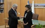 Le ministre des Affaires étrangères Yair Lapid (à gauche) et l’envoyée spécial contre l’antisémitisme et la délégitimation d’Israël, Noa Tishby, au ministère des Affaires étrangères, le 11 avril 2022. (Crédit : Ministère des Affaires étrangères)