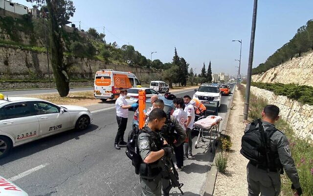 Des médecins traitent les victimes d'un accident à Jérusalem, le 11 avril 2022. (Crédit: United Hatzala) Des médecins traitent les victimes d'un accident à Jérusalem, le 11 avril 2022. (Crédit: United Hatzala)