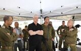 Le ministre de la Défense, Benny Gantz, le long de la barrière de sécurité, le 12 avril 2022. (Crédit : Elad Malka/Defense Ministry)