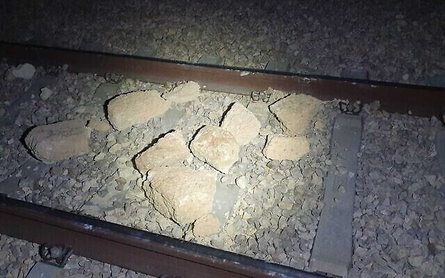 Pierres placées sur les voies ferrées près de Beer Sheva, en janvier, lors d'importantes manifestations bédouines dans le Neguev. (Crédit : Police d’Israël)