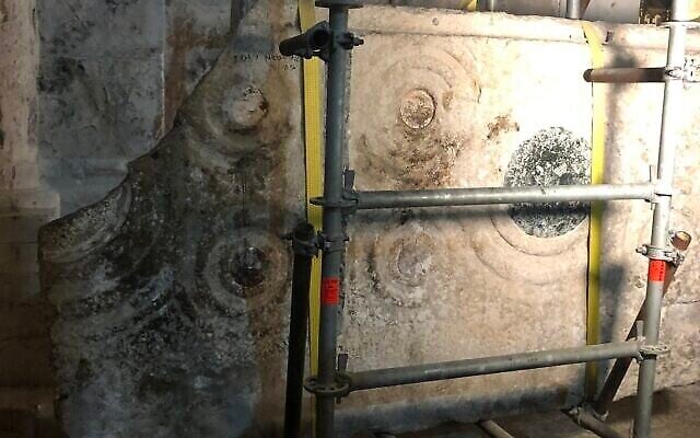 La dalle de pierre, un autel au temps des Croisades, dans l’église du Saint-Sépulcre de Jérusalem, le 11 avril 2022. (Crédit : Amanda Borschel-Dan/TOI)