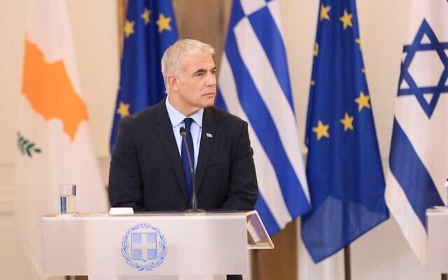 Le ministre des Affaires étrangères Yair Lapid à Chypre le 5 avril 2022. (Crédit : Asi Efrati/GPO) Le ministre des Affaires étrangères Yair Lapid à Chypre le 5 avril 2022. (Crédit : Asi Efrati/GPO)