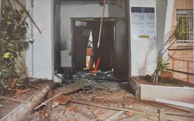 Le bureau du ministère de la Santé à Nazareth endommagé par une explosion, en novembre 2021 (Crédit: Police israélienne)