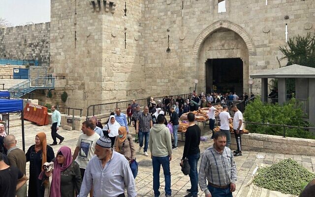 Des Palestiniens quittent la vieille ville par la porte de Damas après la prière du vendredi, le 8 avril 2022. (Crédit: Aaron Boxerman/Times of Israel) Des Palestiniens quittent la vieille ville par la porte de Damas après la prière du vendredi, le 8 avril 2022. (Crédit: Aaron Boxerman/Times of Israel)