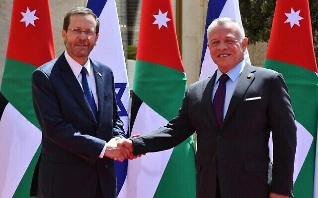 Le président Isaac Herzog, à gauche, et le roi Abdallah II de Jordanie, à droite, au palais Al Husseiniya d'Amman, en Jordanie, le 30 mars 2022. (Crédit : Haim Zach/GPO) Le président Isaac Herzog, à gauche, et le roi Abdallah II de Jordanie, à droite, au palais Al Husseiniya d'Amman, en Jordanie, le 30 mars 2022. (Crédit : Haim Zach/GPO)