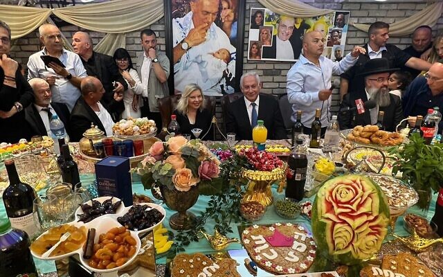 L'ancien premier ministre et actuel leader de l'opposition Benjamin Netanyahu assiste à une célébration de la Mimouna à Or Akiva, le 23 avril 2022. (Crédit: Avec l'aimable autorisation du parti Likoud) L'ancien premier ministre et actuel leader de l'opposition Benjamin Netanyahu assiste à une célébration de la Mimouna à Or Akiva, le 23 avril 2022. (Crédit: Avec l'aimable autorisation du parti Likoud)