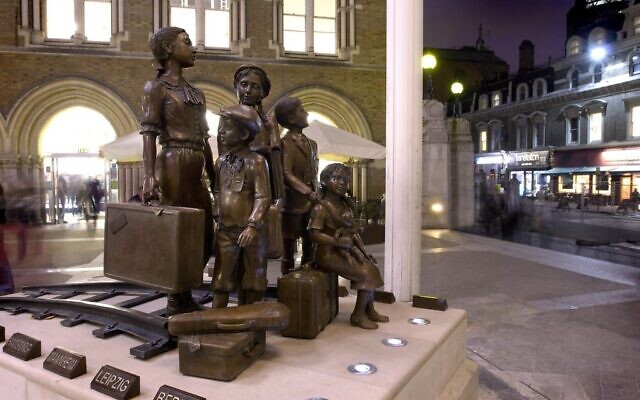 Les enfants de la sculpture Kindertransport, à l'extérieur de la gare de Liverpool Street à Londres, en 2006. (Crédit: John Chase)