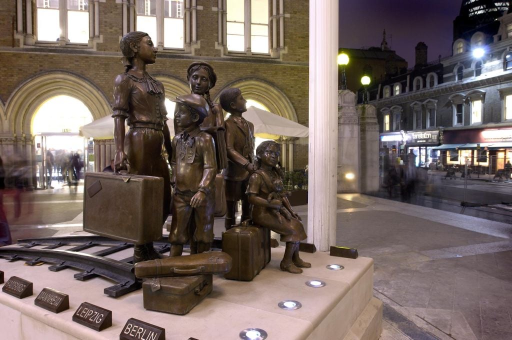 Les enfants de la sculpture Kindertransport, à l'extérieur de la gare de Liverpool Street à Londres, en 2006. (Crédit: John Chase)