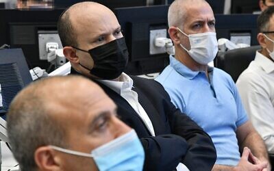 Le Premier ministre Naftali Bennett au centre, et le chef du Shin Bet Ronen Bar à droite, sont vus lors d'une visite au commandement régional des services de sécurité dans le nord de la Cisjordanie et à la barrière de sécurité le 3 avril 2022. (Crédit : Haim Zach/GPO)