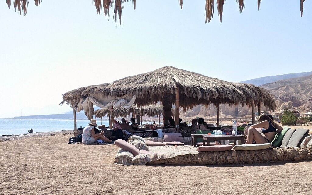 Les plages du long de la mer Rouge, comme à Ras Shaitan, dans le Sinaï, commencent à nouveau à se remplir après une fermeture du poste-frontière de Taba pendant 54 semaines. (Crédit: Autorisation :  Melanie Lidman)