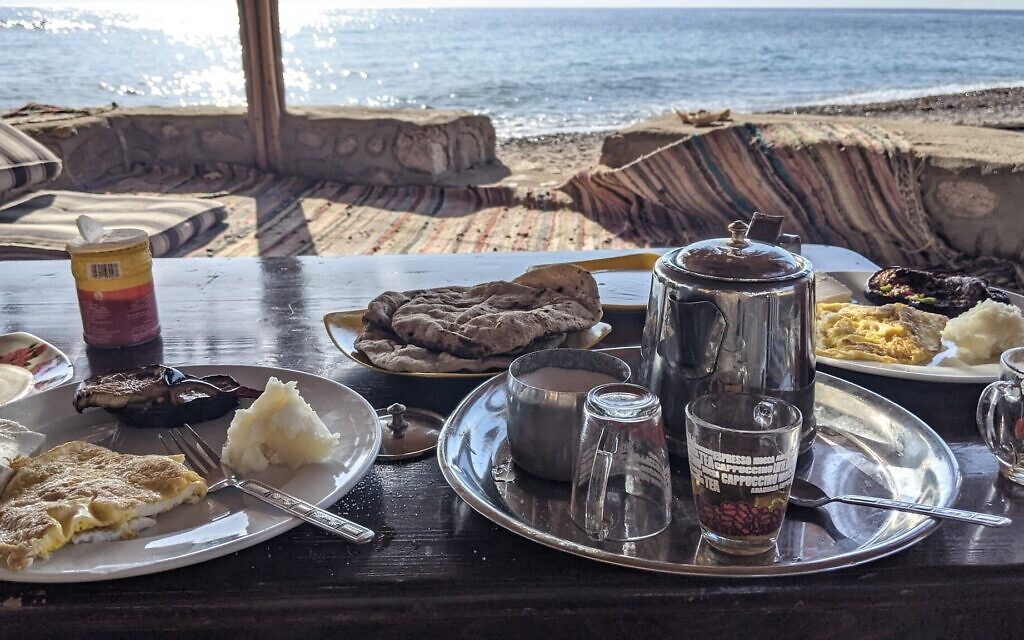 Un petit déjeuner typique sur le front de mer du Sinaï, à Ras Shaitan, le 5 novembre 2021. (Crédit :Melanie Lidman/Times of Israel)