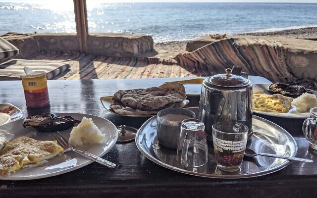 Un petit déjeuner typique sur le front de mer du Sinaï, à Ras Shaitan, le 5 novembre 2021. (Crédit :Melanie Lidman/Times of Israel)