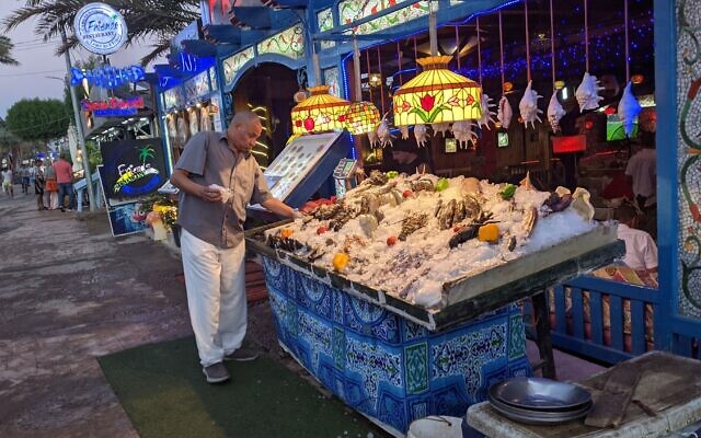 Un restaurant de poissons à Dahab, dans le Sinaï, avant le rush du dîner, le 9 novembre 2021. (Crédit : Melanie Lidman/Times of Israel)