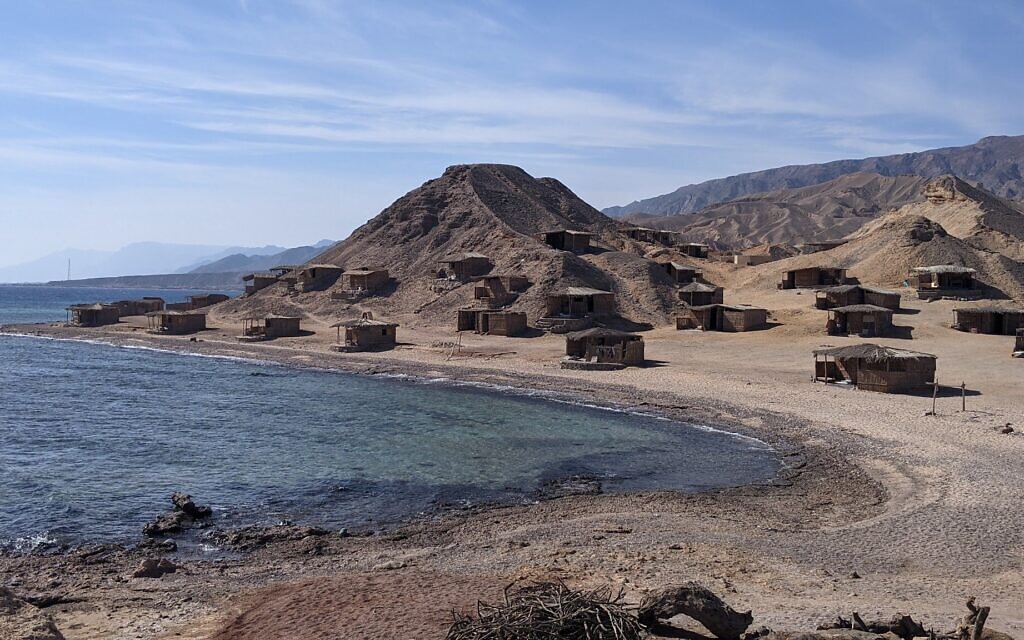 Les complexes hôteliers de plage prisés par les Israéliens ont souffert pendant la fermeture de la frontière, qui a duré 54 semaines, mais les affaires sont en train de reprendre à nouveau à Ras Shaitan. Photo prise le 11 novembre 2021. (Crédit Melanie Lidman/Times of Israel)
