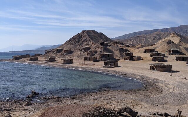 Les complexes hôteliers de plage prisés par les Israéliens ont souffert pendant la fermeture de la frontière, qui a duré 54 semaines, mais les affaires sont en train de reprendre à nouveau à Ras Shaitan. Photo prise le 11 novembre 2021. (Crédit Melanie Lidman/Times of Israel)
