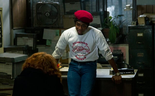 Ephraim Sykes dans le rôle de Derek dans l'épisode 202 de "Poupée russe". (Crédit : Bennett Raglin/Netflix © 2022)