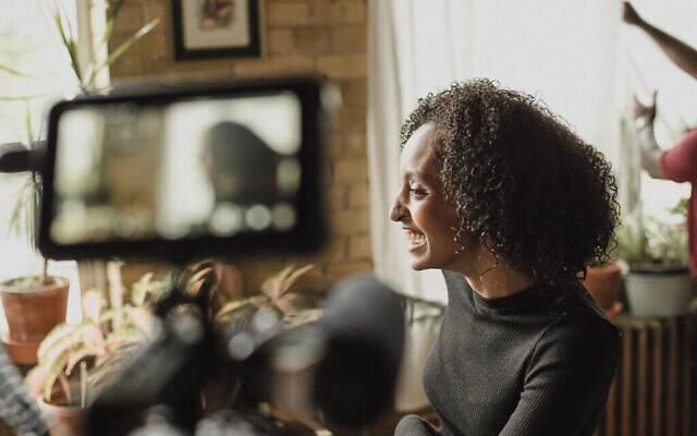 Sarah Aklilu pendant le tournage de Periphery, une partie de l’exposition du même nom à UJA Toronto. (Crédit : Liat Aharoni)