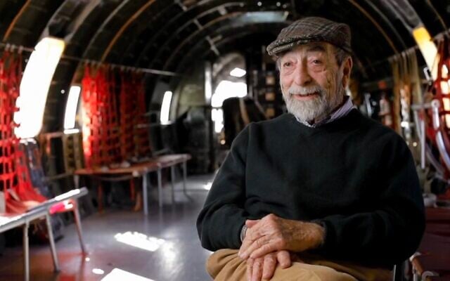 Harold Livingston, l'un des fondateurs de l'armée de l'air israélienne, scénariste et romancier, apparaît dans le documentaire " Above and Beyond ", en 2014. (Crédit: Capture d'écran) Harold Livingston, l'un des fondateurs de l'armée de l'air israélienne, scénariste et romancier, apparaît dans le documentaire " Above and Beyond ", en 2014. (Crédit: Capture d'écran)