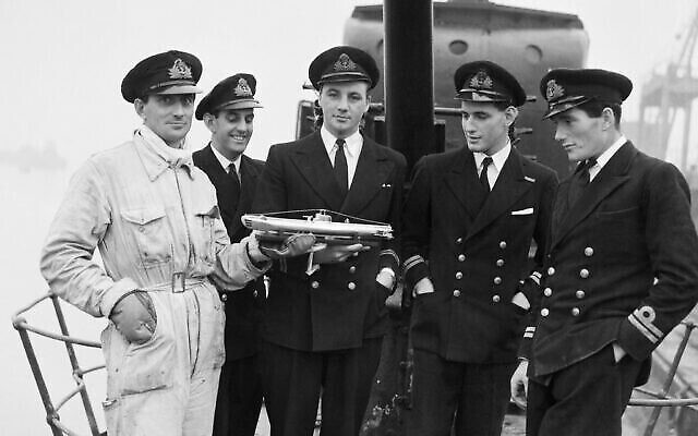 Les officiers du sous-marin HM Submarine SERAPH à leur retour à Portsmouth après des opérations en méditerranée, le 24 décembre 1943. (Crédit :Royal Navy official photographer/ public domain/ via Wikimedia Commons)