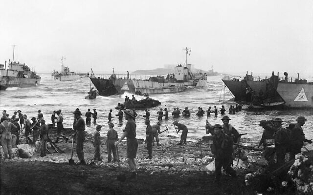 Les troupes de la 51e division des Highlands lors du lancement de l'invasion de la Sicile par les Alliés. (Crédit : Royal Navy official photographer/ public domain/ via Wikimedia Commons)