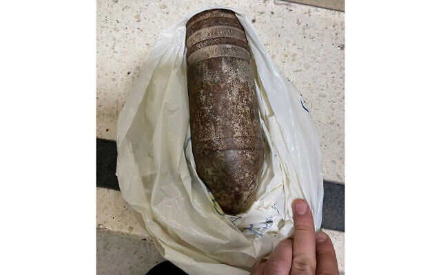 Pièce d’un obus d’artillerie confisquée aux voyageurs à l’aéroport international Ben Gurion, dans les environs de Tel Aviv, le 28 avril 2022. (Crédit : Autorité aéroportuaire) Pièce d’un obus d’artillerie confisquée aux voyageurs à l’aéroport international Ben Gurion, dans les environs de Tel Aviv, le 28 avril 2022. (Crédit : Autorité aéroportuaire)
