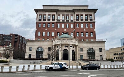 Illustration : Le tribunal de district américain de White Plains, New York, le 31 mars 2022. (Crédit : Luke Tress/The Times of Israel)