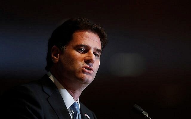 Ron Dermer, ambassadeur d’Israël aux États-Unis, prend la parole lors d’un événement à Detroit, le 4 juin 2018. (Crédit : AP Photo/Paul Sancya)
