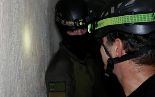 « Tav », un soldat israélien spécialisé dans la guerre souterraine, montre le tunnel le plus profond du Hamas à Danny Kushmaro de la Douzième chaîne. (Crédit : Capture d'écran/Douzième chaîne) « Tav », un soldat israélien spécialisé dans la guerre souterraine, montre le tunnel le plus profond du Hamas à Danny Kushmaro de la Douzième chaîne. (Crédit : Capture d'écran/Douzième chaîne)