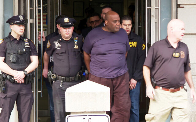 Des agents des forces de l'ordre conduisent Frank James, 62 ans, suspect d'avoir tiré dans le métro, hors du 9e arrondissement du département de police de New York, dans l'arrondissement de Manhattan à New York, le 13 avril 2022. (Crédit: AP Photo/Ted Shaffrey) Des agents des forces de l'ordre conduisent Frank James, 62 ans, suspect d'avoir tiré dans le métro, hors du 9e arrondissement du département de police de New York, dans l'arrondissement de Manhattan à New York, le 13 avril 2022. (Crédit: AP Photo/Ted Shaffrey)