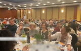 Des Juifs ukrainiens sont accueillis par l'Agence juive pour le Seder de Pessah à Varsovie, en Pologne, le 15 avril 2022. (Crédit: Capture d'écran/Douzième chaîne)