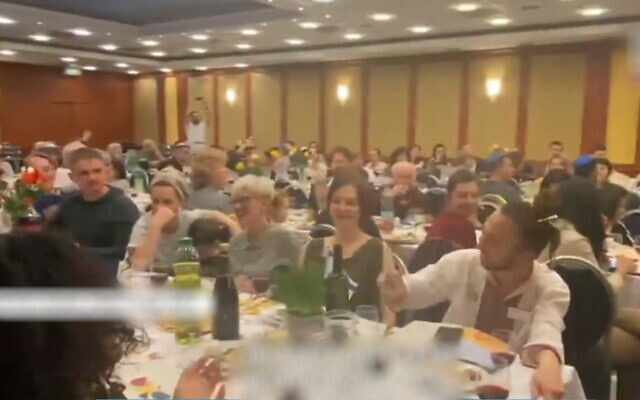 Des Juifs ukrainiens sont accueillis par l'Agence juive pour le Seder de Pessah à Varsovie, en Pologne, le 15 avril 2022. (Crédit: Capture d'écran/Douzième chaîne) Des Juifs ukrainiens sont accueillis par l'Agence juive pour le Seder de Pessah à Varsovie, en Pologne, le 15 avril 2022. (Crédit: Capture d'écran/Douzième chaîne)