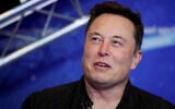 Le directeur-général de Tesla et de SpaceX Elon Musk sur le tapis rouge de la remise des prix Axel Springer à Berlin, le 1er décembre 2020. (Crédit : Hannibal Hanschke/Pool Photo via AP)
