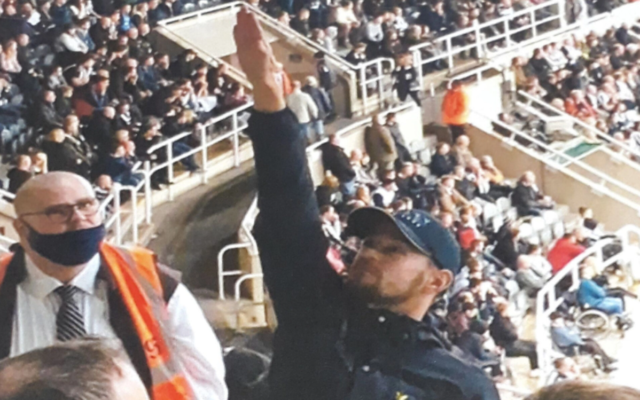 Illustration : Shay Asher faisant un salut nazi lors d'un match de football à Newcastle, en Angleterre, en octobre 2021. (Crédit: Police de Northumbria via JTA)