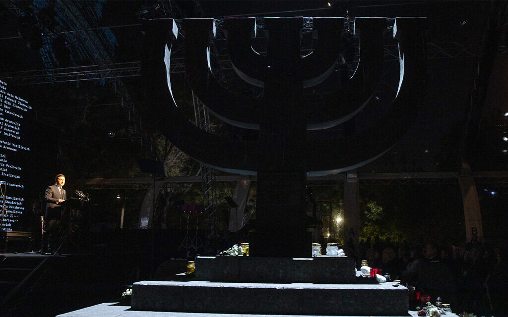 Le président ukrainien Volodymyr Zelensky prend la parole lors des événements commémoratifs marquant le 80e anniversaire du massacre des Juifs de Babi Yar en 1941 à Kiev, en Ukraine, le 6 octobre 2021. (Crédit: Bureau de presse présidentiel ukrainien via AP) Le président ukrainien Volodymyr Zelensky prend la parole lors des événements commémoratifs marquant le 80e anniversaire du massacre des Juifs de Babi Yar en 1941 à Kiev, en Ukraine, le 6 octobre 2021. (Crédit: Bureau de presse présidentiel ukrainien via AP)