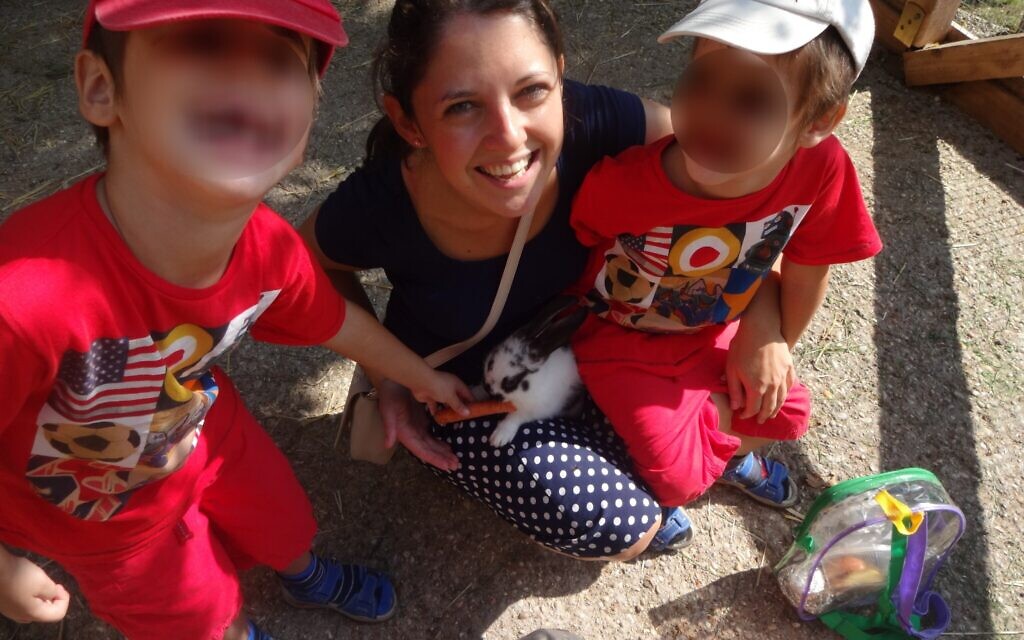 Beth Alexander et ses enfants sur une photo non datée. (Crédit : Beth Alexander)