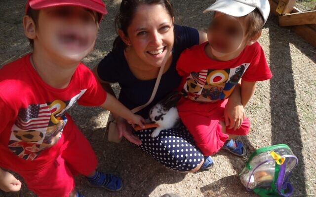 Beth Alexander et ses enfants sur une photo non datée. (Crédit : Beth Alexander)