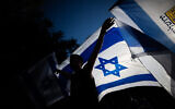 Des Israéliens organisent une 
« marche du drapeau » près de la Vieille Ville de Jérusalem, le 15 juin 2021. (Crédit : Yonatan Sindel/Flash90)